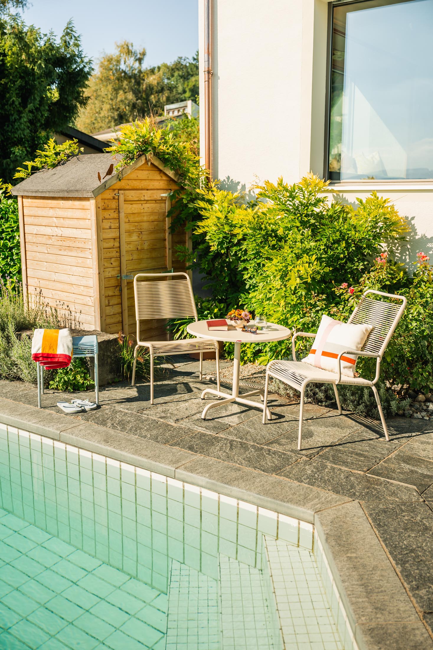 Rigi Spaghetti-Salonsessel mit Armlehne in Pastellterracotta präsentiert im Onlineshop von KAQTU Design AG. Gartenstuhl mit Armlehnen ist von Schaffner
