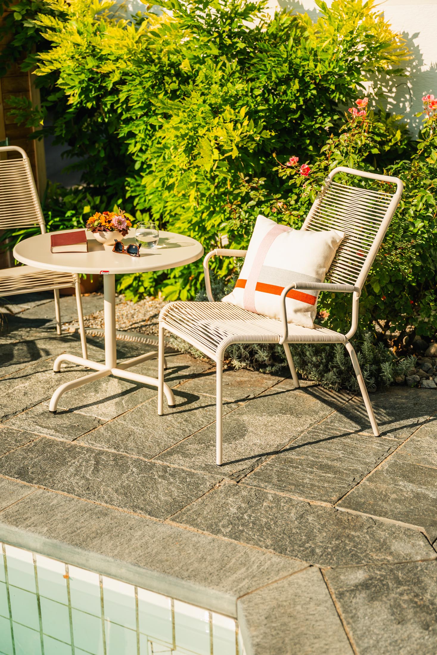 Rigi Spaghetti-Salonsessel mit Armlehne in Pastellterracotta präsentiert im Onlineshop von KAQTU Design AG. Gartenstuhl mit Armlehnen ist von Schaffner