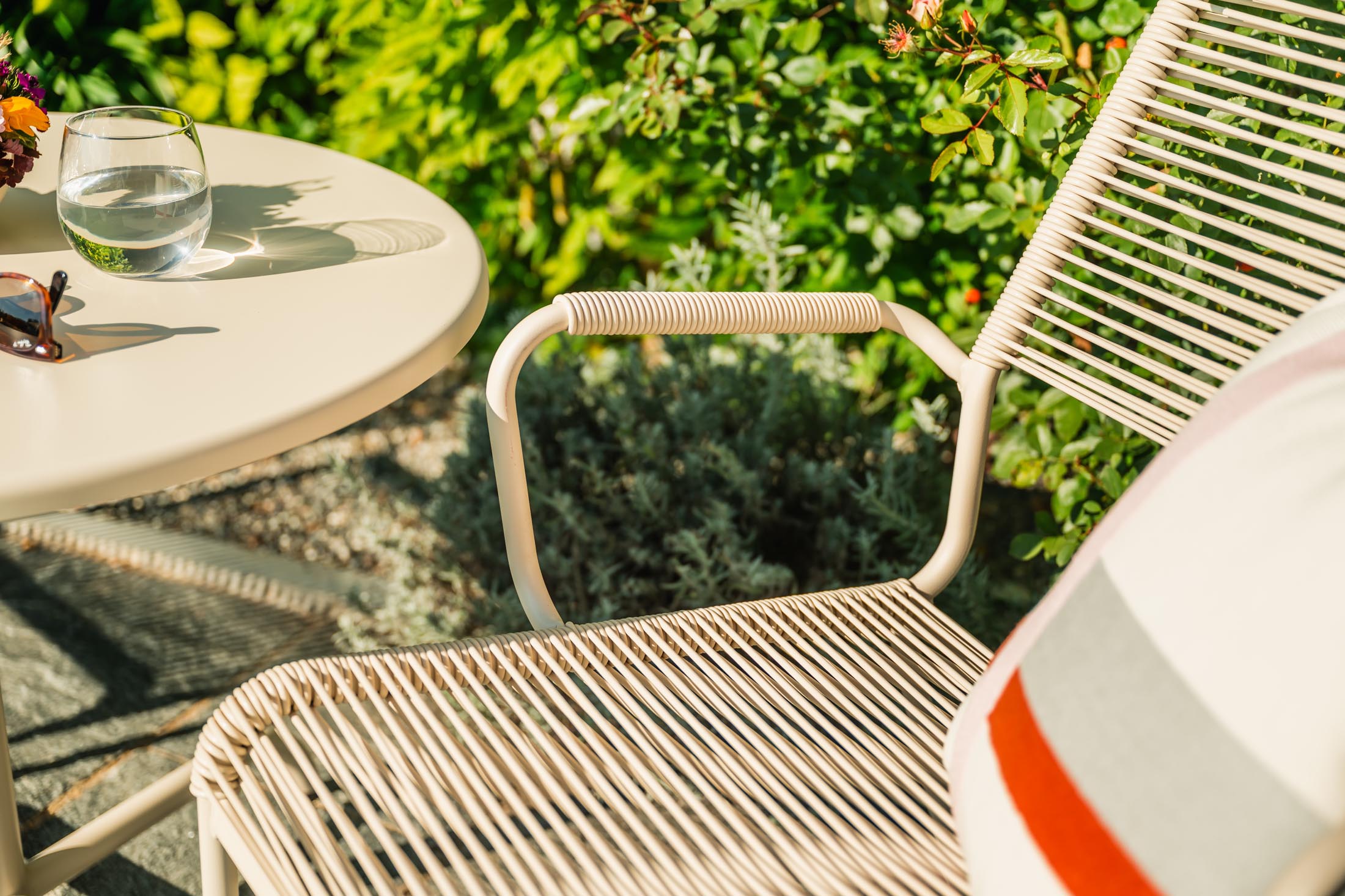 Rigi Spaghetti-Salonsessel mit Armlehne in Pastellterracotta präsentiert im Onlineshop von KAQTU Design AG. Gartenstuhl mit Armlehnen ist von Schaffner