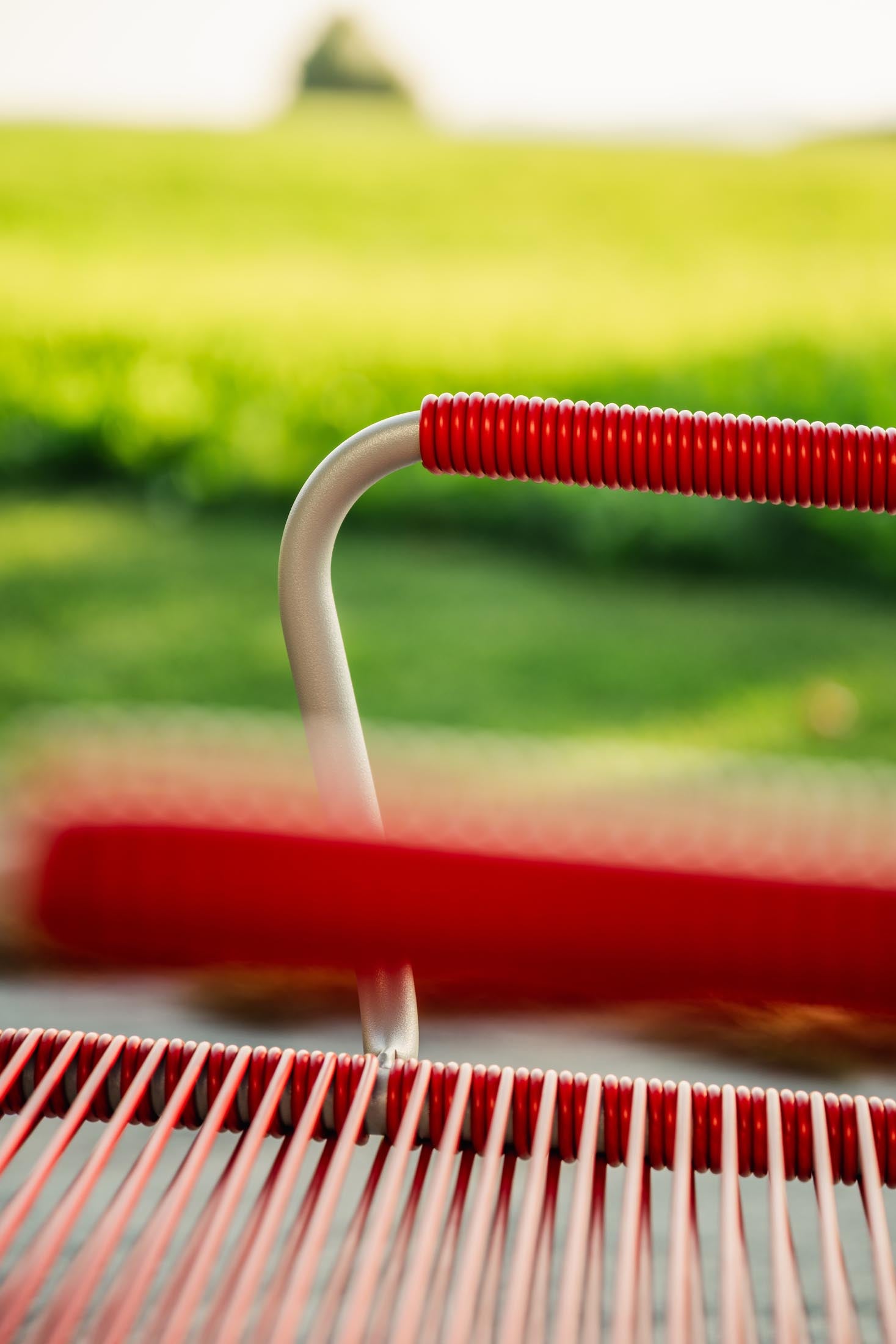 Stylischer klappbarer Metall-Gartentisch in lebhaftem Rot, ideal für Gartenpartys und gemütliche Abende im Freien. Maße: 120x70 cm.