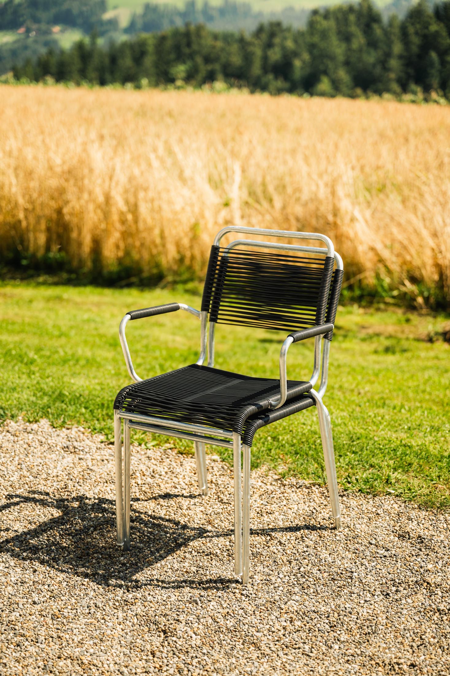 Eleganter Rigi Spaghetti-Gartenstuhl ohne Armlehne von Schaffner, wetterfest, langlebig und aus hochwertigem Schweizer Eschenholz – perfekt für stilvolle Outdoor-Momente.