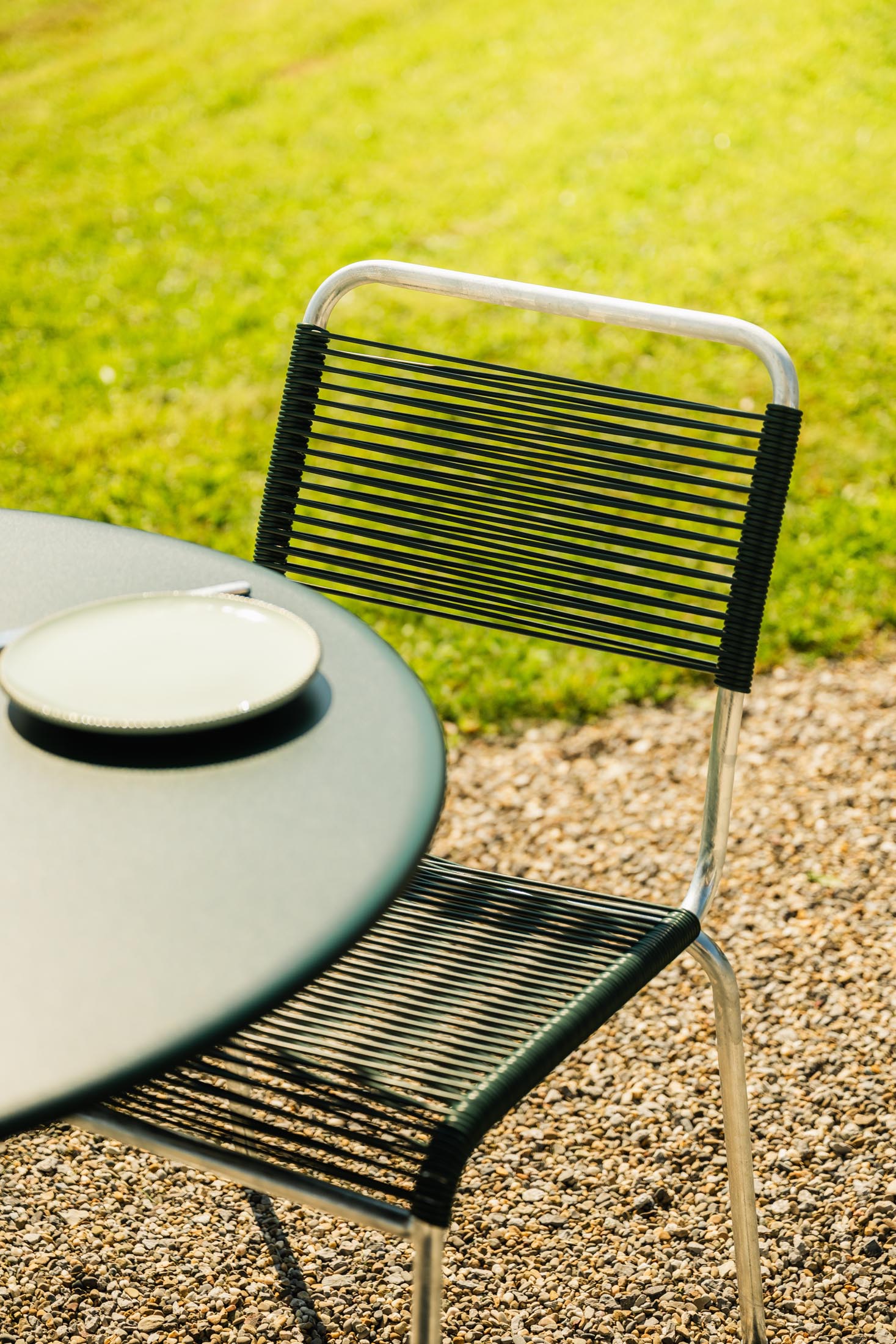 Schaffner Rigi Spaghetti-Gartenstuhl ohne Armlehne aus robustem Schweizer Eschenholz, wetterfest, langlebig und stilvoll für Ihren Outdoor-Bereich.