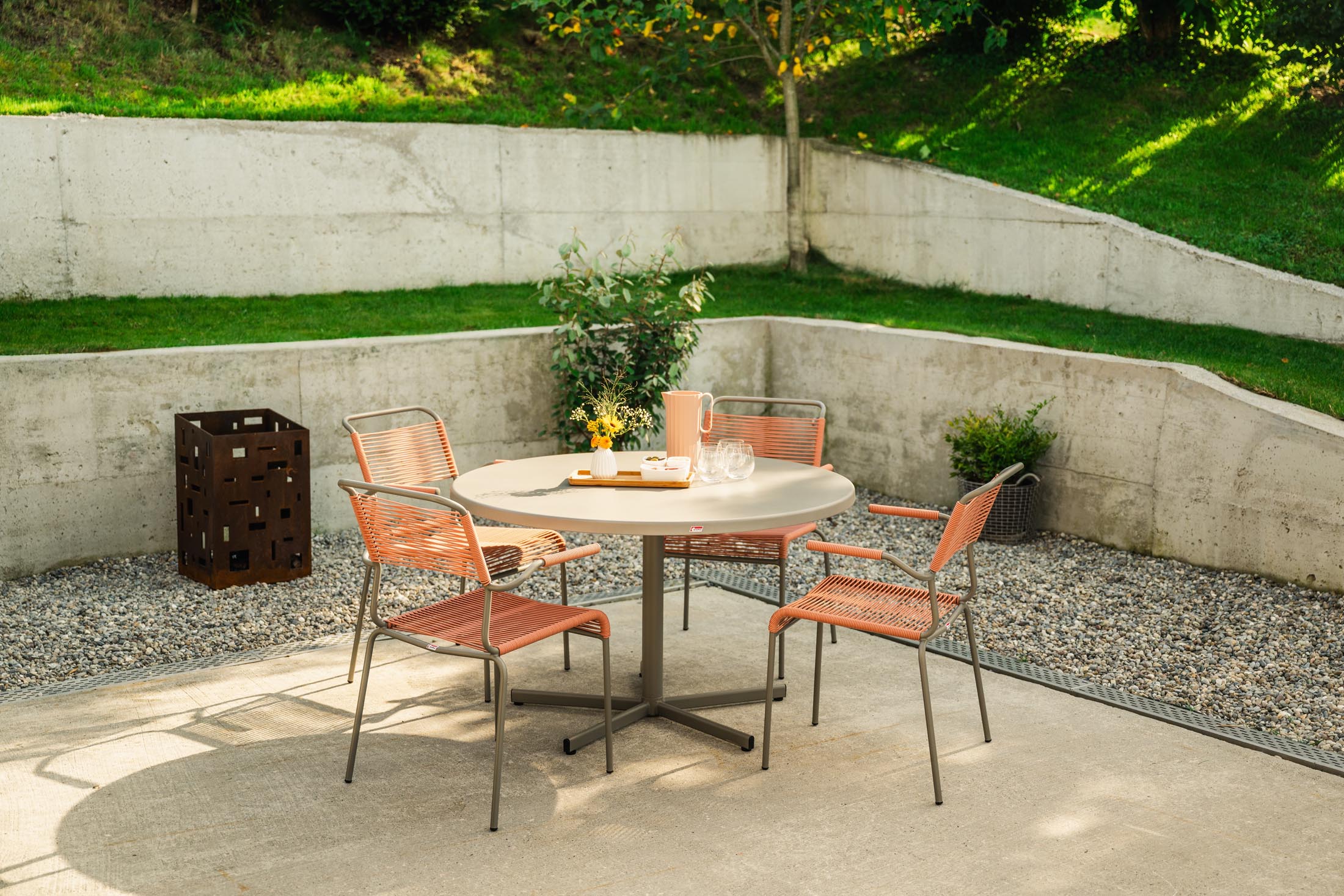 Säntis Spaghetti-Gartenstuhl mit Armlehne in Pastellterracotta / Feuerverzinkt präsentiert im Onlineshop von KAQTU Design AG. Gartenstuhl mit Armlehnen ist von Schaffner