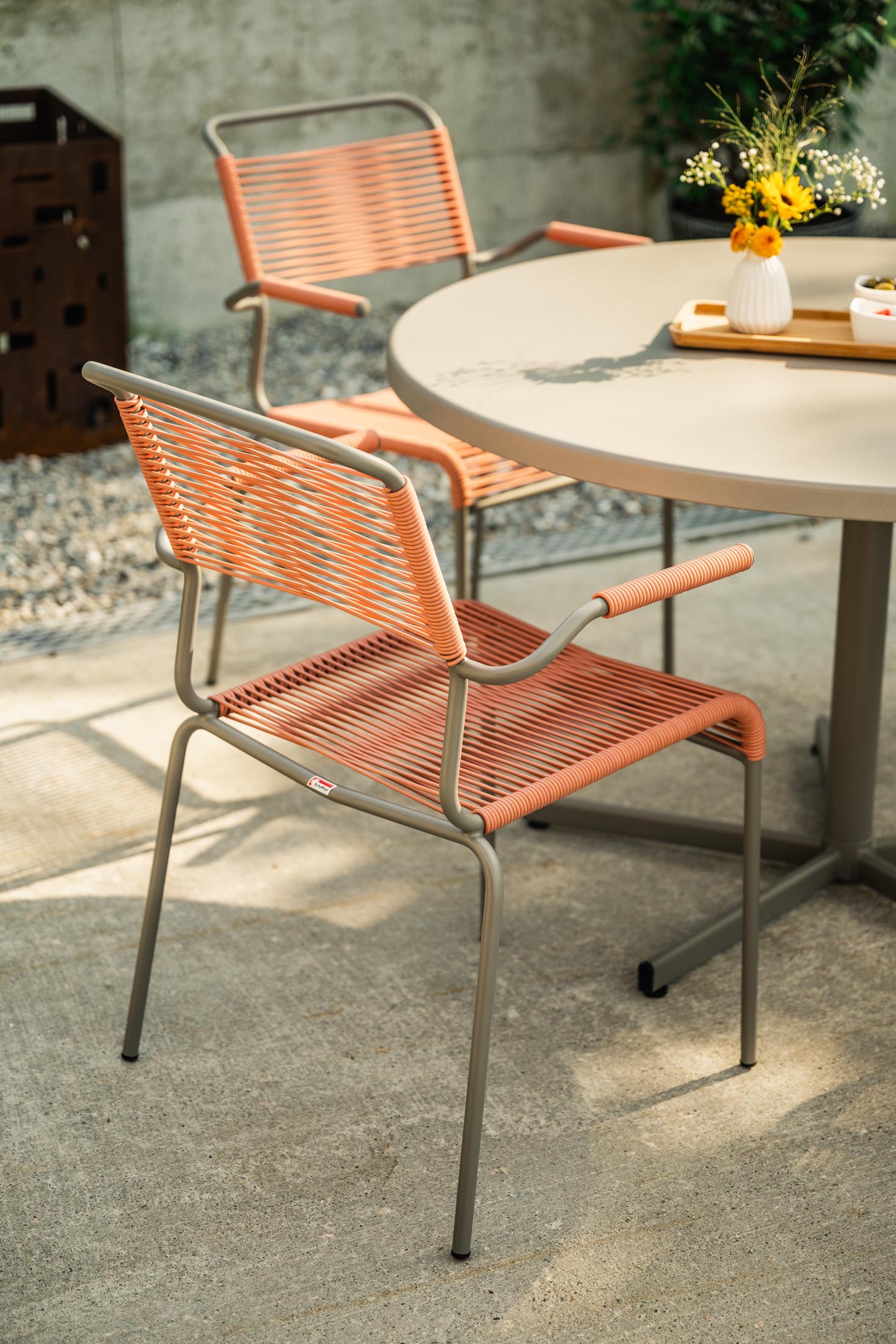 Säntis Spaghetti-Gartenstuhl mit Armlehne in Pastellterracotta / Feuerverzinkt präsentiert im Onlineshop von KAQTU Design AG. Gartenstuhl mit Armlehnen ist von Schaffner