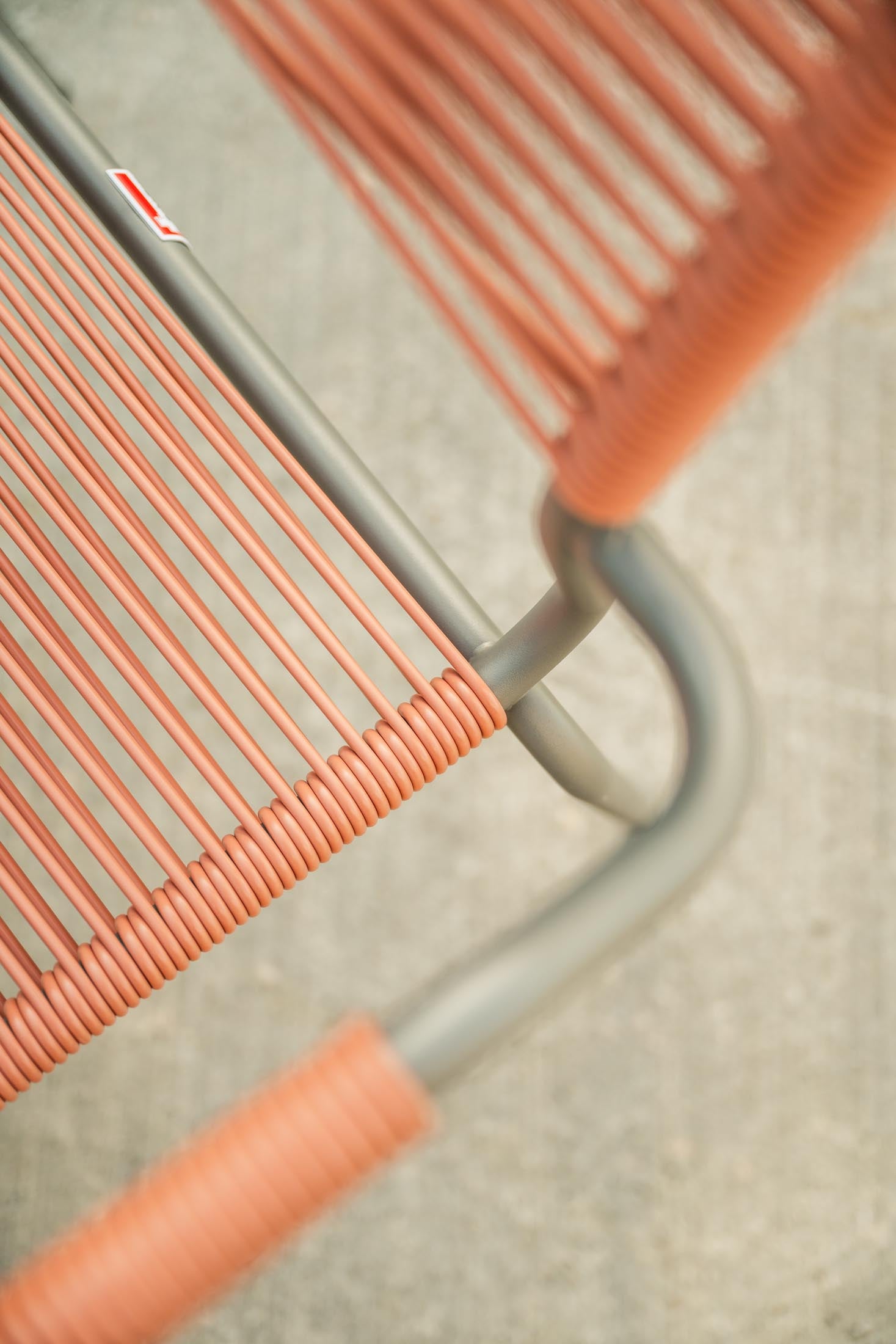 Säntis Spaghetti-Gartenstuhl mit Armlehne in Pastellterracotta / Feuerverzinkt präsentiert im Onlineshop von KAQTU Design AG. Gartenstuhl mit Armlehnen ist von Schaffner