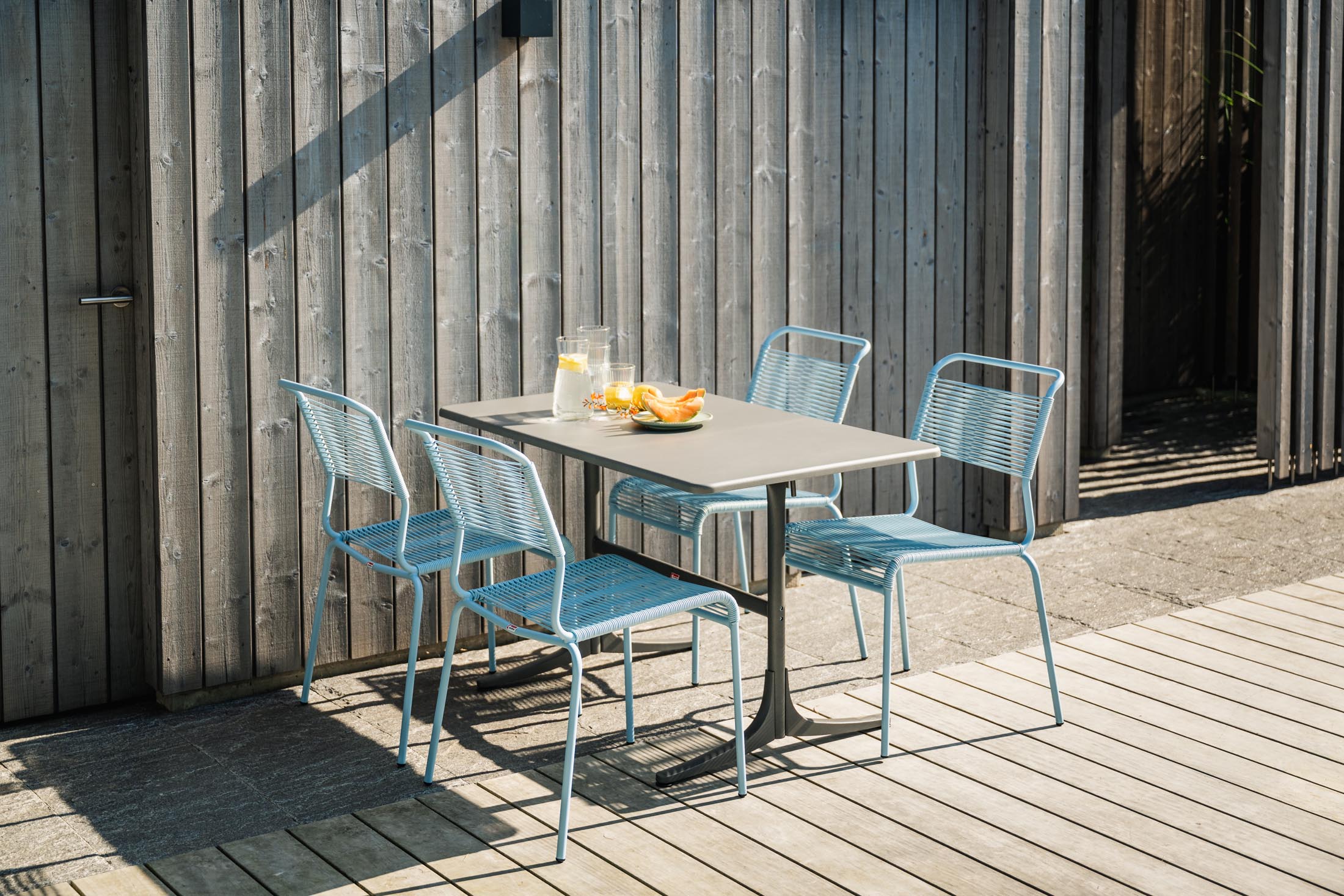 Stilvoller, wetterfester Säntis Spaghetti-Gartenstuhl ohne Armlehne von Schaffner, langlebig, umweltfreundlich, modern, perfekt für Terrasse und Garten.