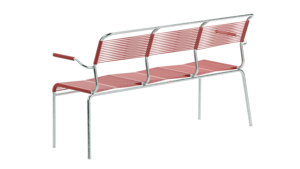 Säntis Spaghetti-3er-Gartenbank mit Armlehne in Ahornrot präsentiert im Onlineshop von KAQTU Design AG. Gartenbank ist von Schaffner