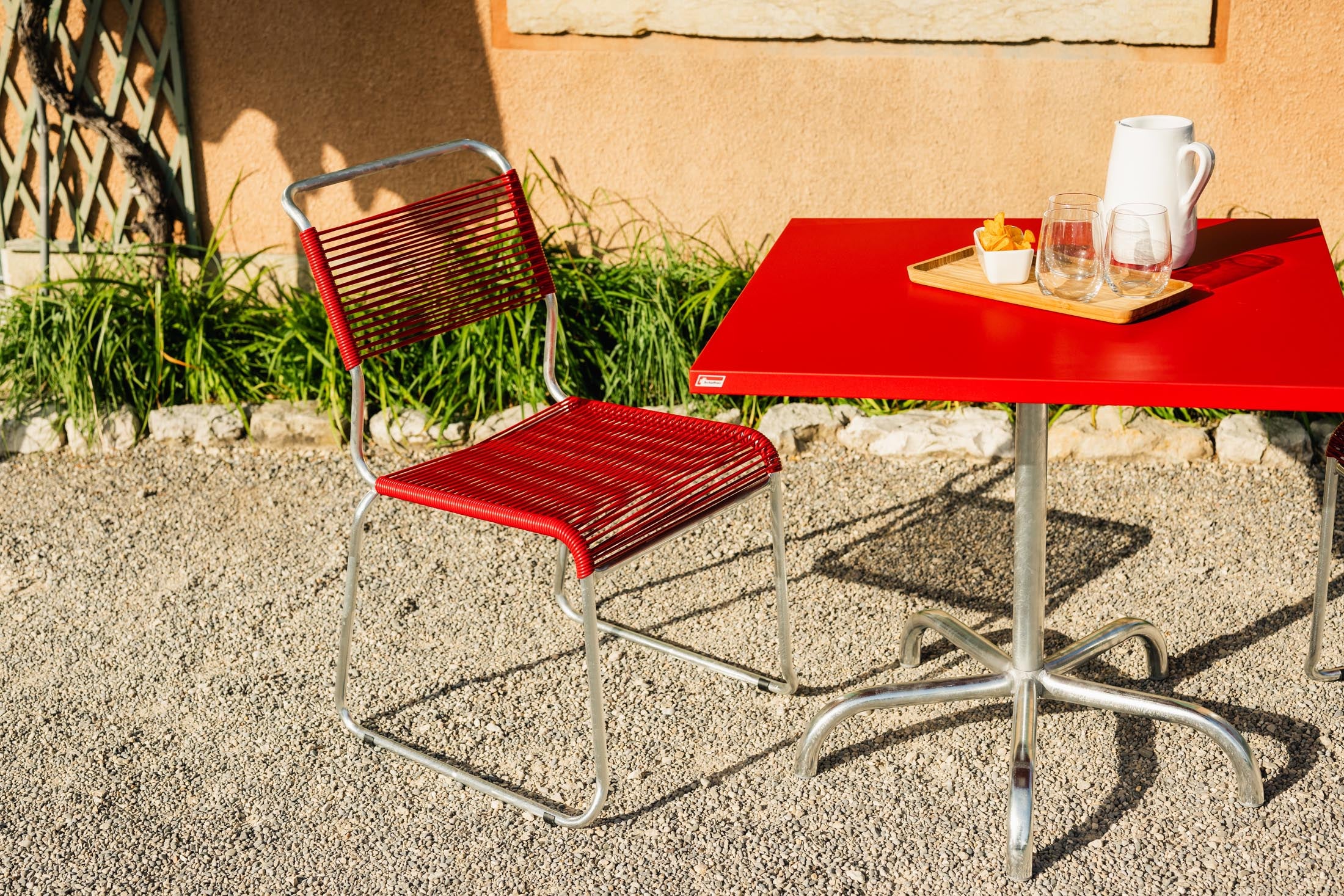 Eleganter, wetterfester Spaghettistuhl Säntis mit Kufen von Schaffner – langlebig, nachhaltig, in vielfältigen Farben, perfekt für Terrasse und Garten.