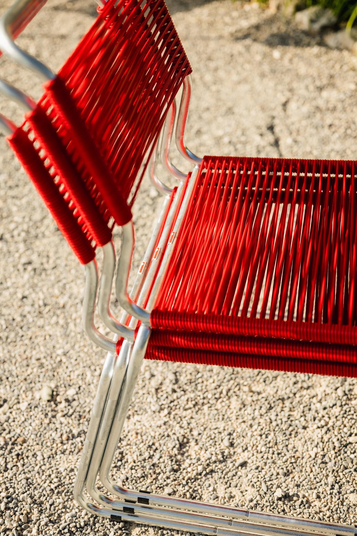 Eleganter Schaffner Säntis Spaghettistuhl mit Kufen, wetterfest, robust und nachhaltig, perfekt für Garten, Balkon oder Terrasse in modernen Designs.