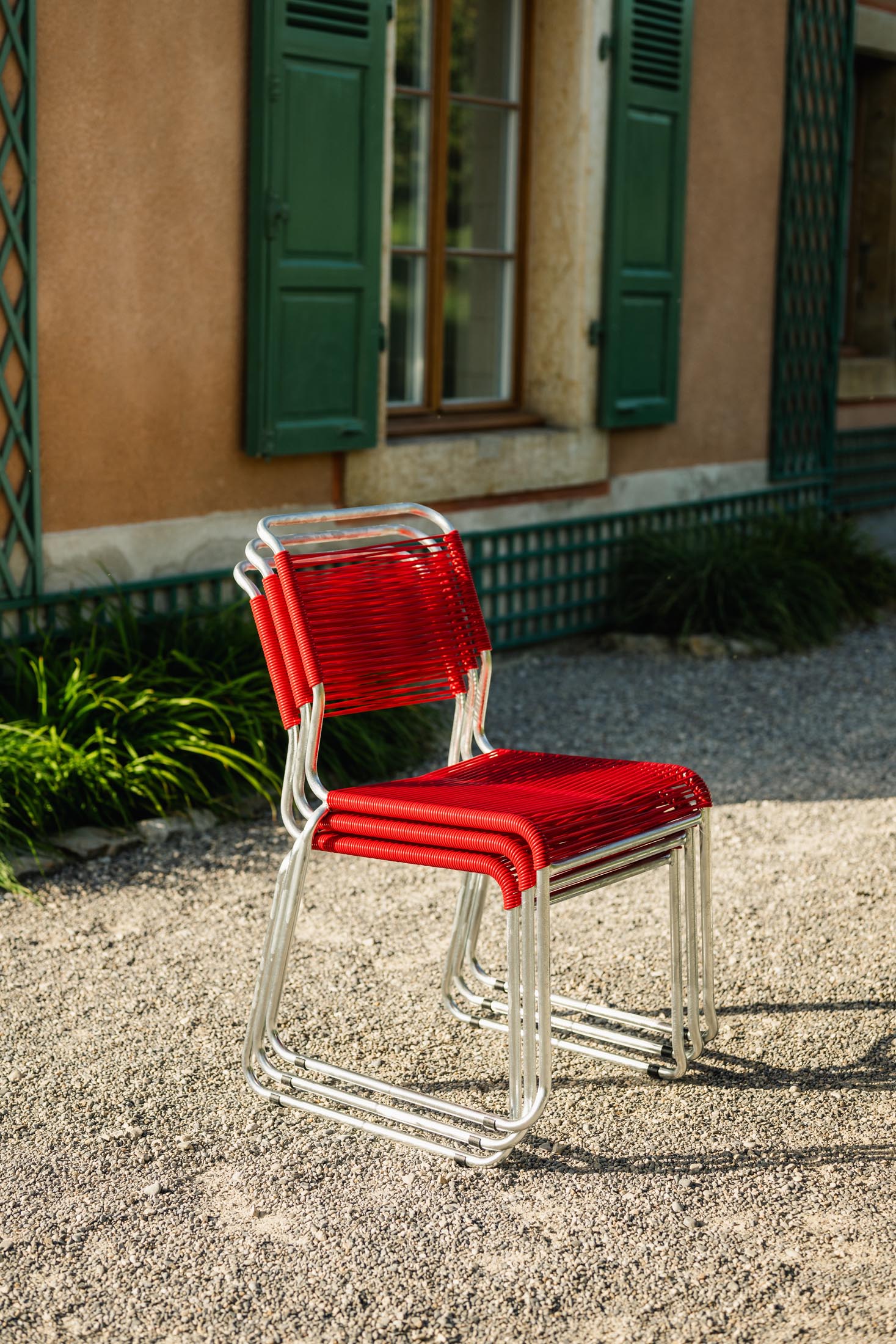 Hochwertiger Schaffner Säntis Spaghettistuhl mit Kufen, wetterfest, langlebig und nachhaltig, ideal für Garten, Balkon oder Terrasse in stilvollem Design.