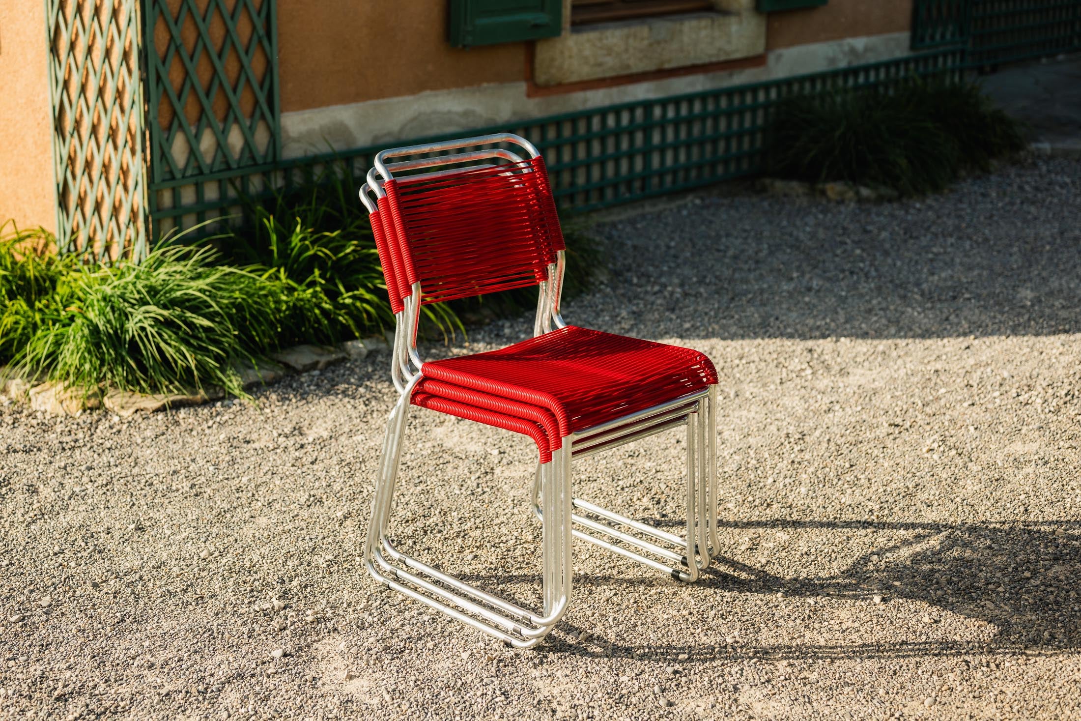 Schaffner Säntis Spaghettistuhl mit Kufen: wetterfest, langlebig, nachhaltig, stilvoller Gartenstuhl aus verzinktem Stahl mit OceanYarn®-Bespannung, vielseitig kombinierbar.