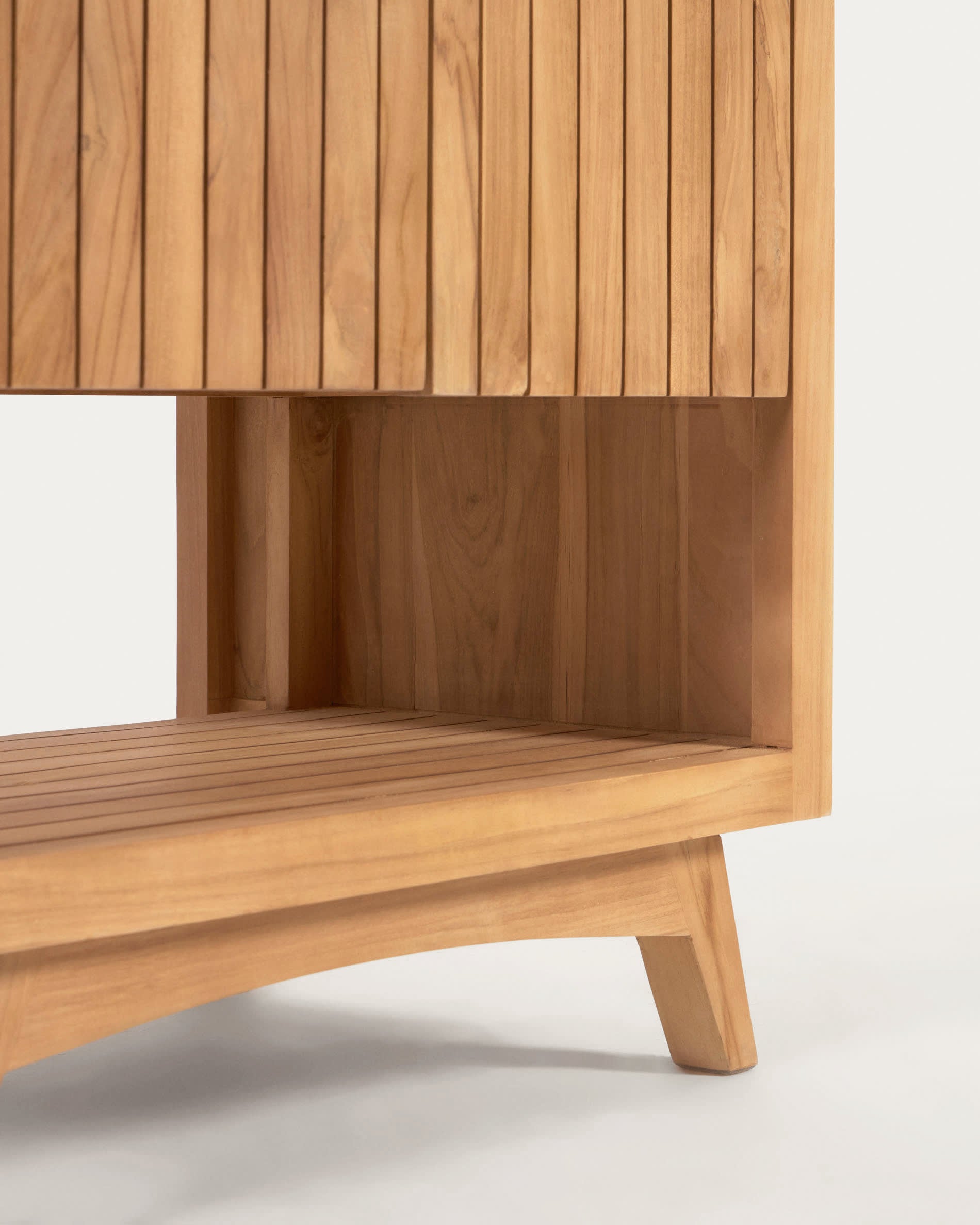 Stilvoller Kuveni Wandschrank aus robustem Teakholz (70 x 50 cm) von Kave Home. Perfekt für funktionale und elegante Badezimmergestaltung.