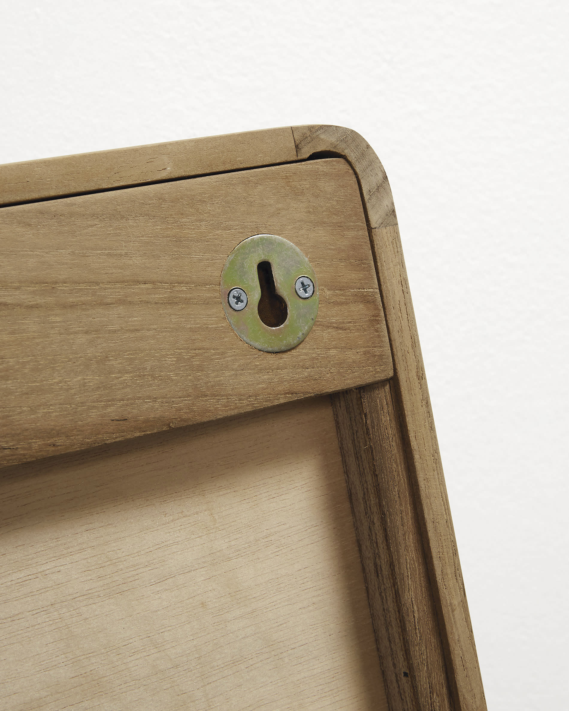 Eleganter Kuveni Spiegel von Kave Home, 80 x 65 cm, aus langlebigem Teakholz, perfekt für feuchte Räume, bietet eine klare und einladende Reflexion.