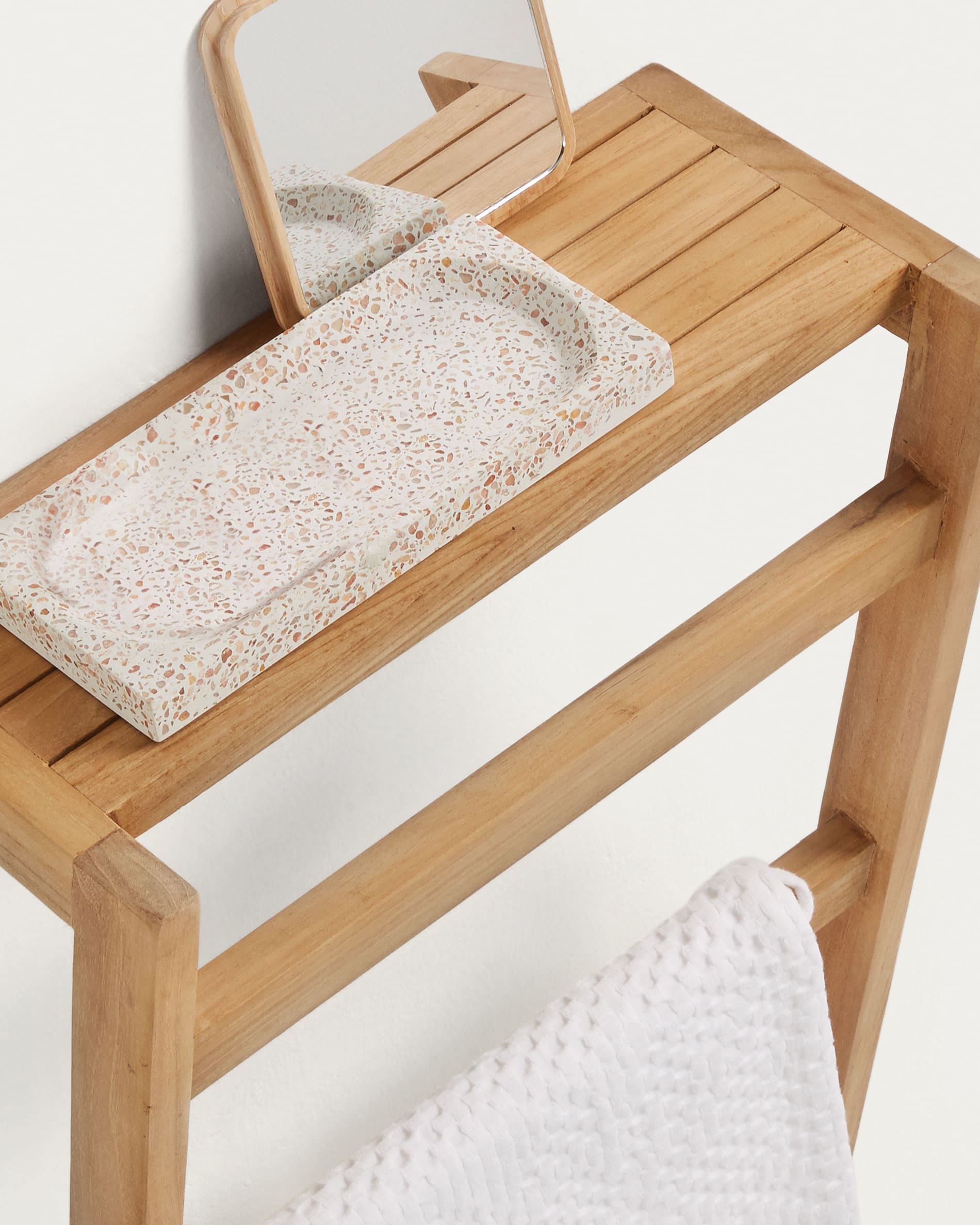 Der Kuveni Handtuchhalter von Kave Home, 40 x 63 cm, vereint elegantes Design und robuste Teakholzqualität. Perfekt für Ihr Badezimmer!