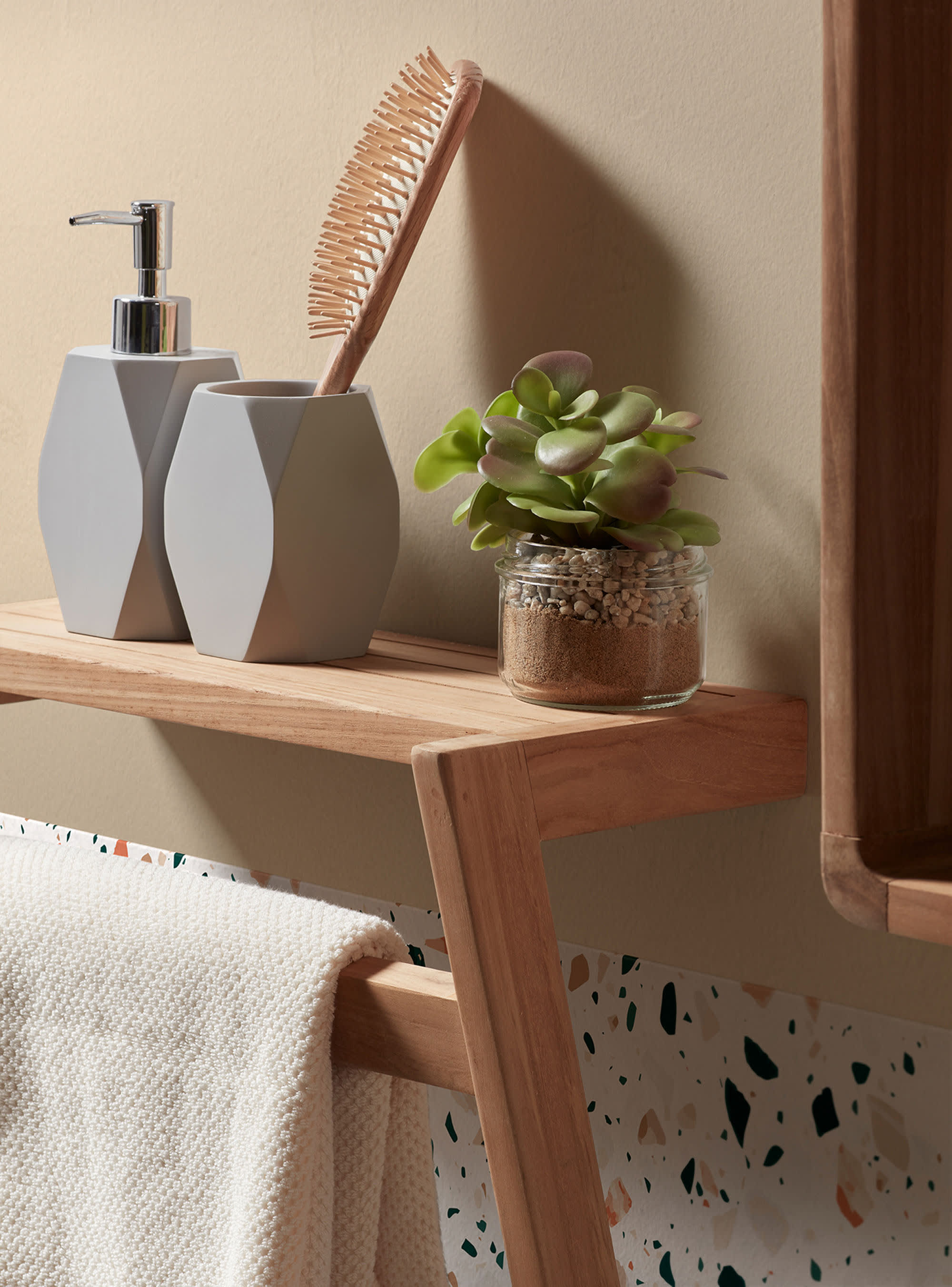 Moderner Kuveni Handtuchhalter von Kave Home, 40x63 cm, ideal für stilvolle Badezimmer, platzsparend und funktional.