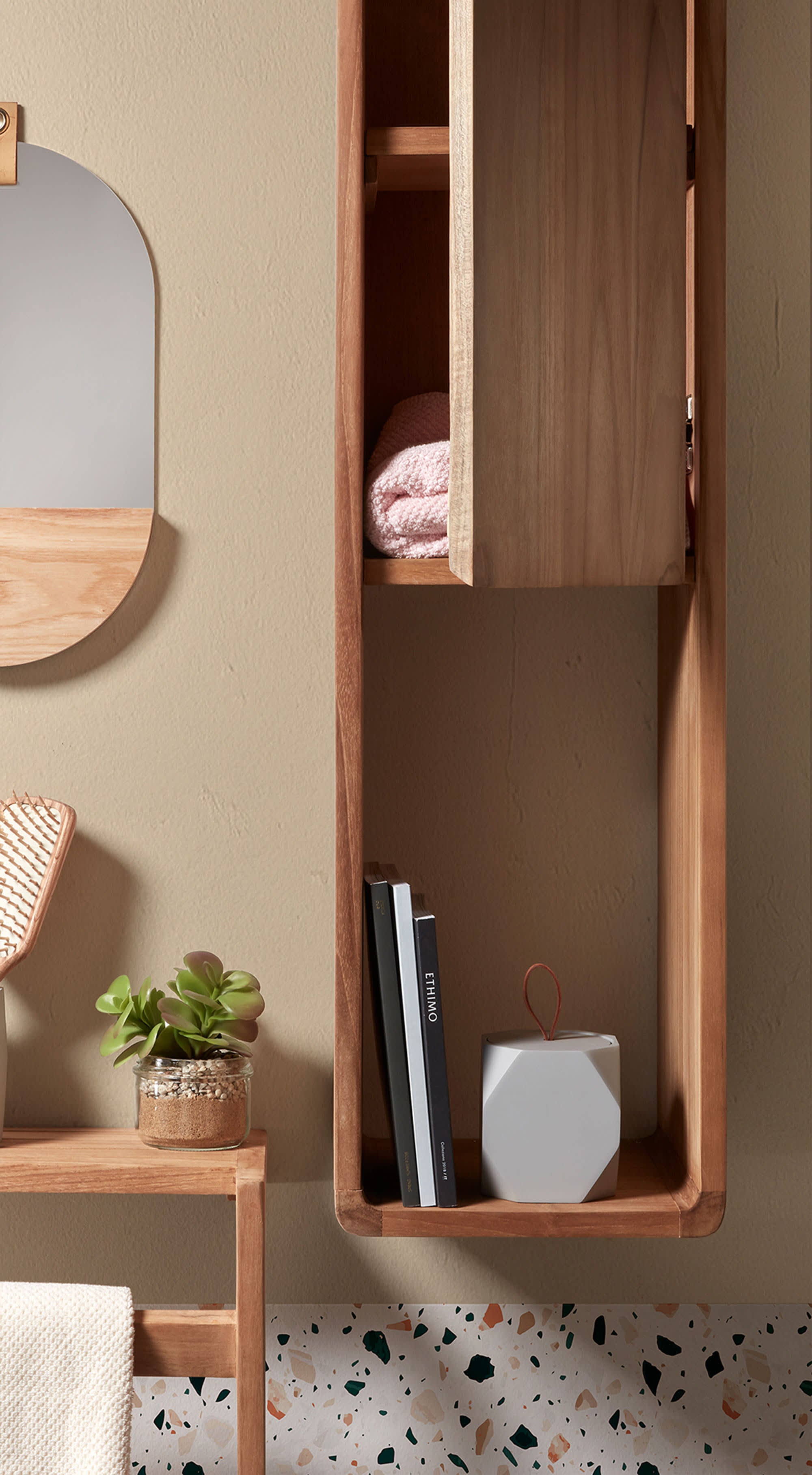 Moderner Kuveni Handtuchhalter von Kave Home, 40x63 cm, stilvolles Design, ideal für platzsparende Organisation im Badezimmer.