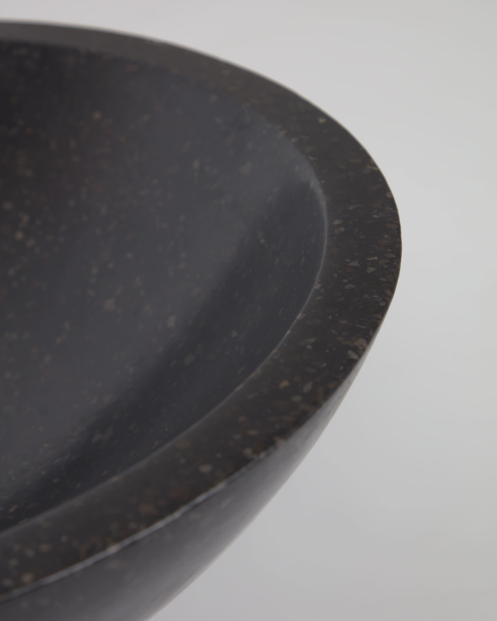 Erleben Sie den Delina Aufsatzwaschtisch in edlem schwarzem Terrazzo (Ø 40 cm) von Kave Home – ein zeitloses Design-Element für Ihr modernes Bad.