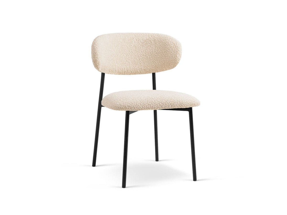 Zwei Bouclé-Stühle der Serie Nina in Beige mit Buchenholzgestell und schwarzen Stahlbeinen, gepolsterter Rückenlehne, freigestellt auf weissem Hintergrund.