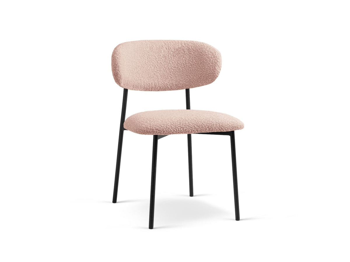 Zwei Bouclé-Stühle der Serie Nina in Beige mit Buchenholzgestell und schwarzen Stahlbeinen, gepolsterter Rückenlehne, freigestellt auf weissem Hintergrund.