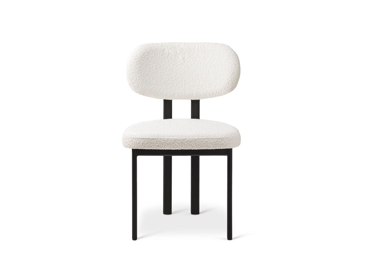 Zwei Bouclé-Stühle mit strukturiertem Stoffbezug, Sitzfläche aus Massivholz Buche und Sperrholz sowie Beinen aus Stahl, Farbe White-Baloo.
