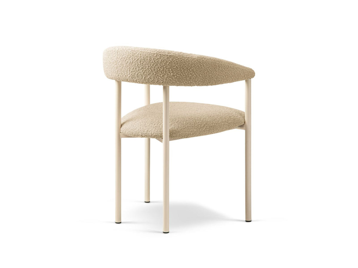 Zwei Bouclé-Stühle in Beige mit Buchenholzgestell, gepolstertem Sitz und Stahlbeinen, Serie Lea von Cosmopolitan Design, Sitzhöhe 46 cm.