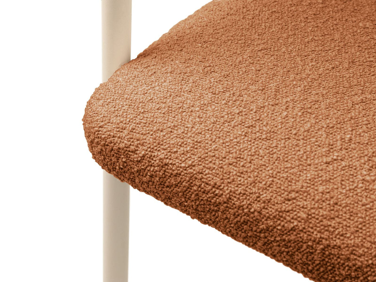 Zwei Bouclé-Stühle in Beige mit Buchenholzgestell, gepolstertem Sitz und Stahlbeinen, Serie Lea von Cosmopolitan Design, Sitzhöhe 46 cm.