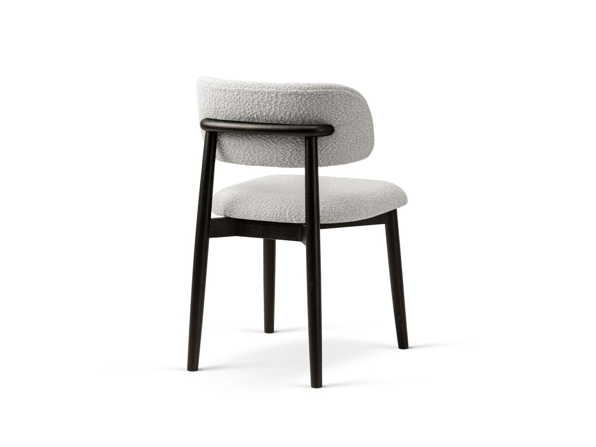 Zwei Boucle-Stühle Evan in Beige mit Buchenholz-Beinen, strukturiertem Bouclé-Bezug und gepolsterter Sitzfläche vor neutralem Hintergrund.