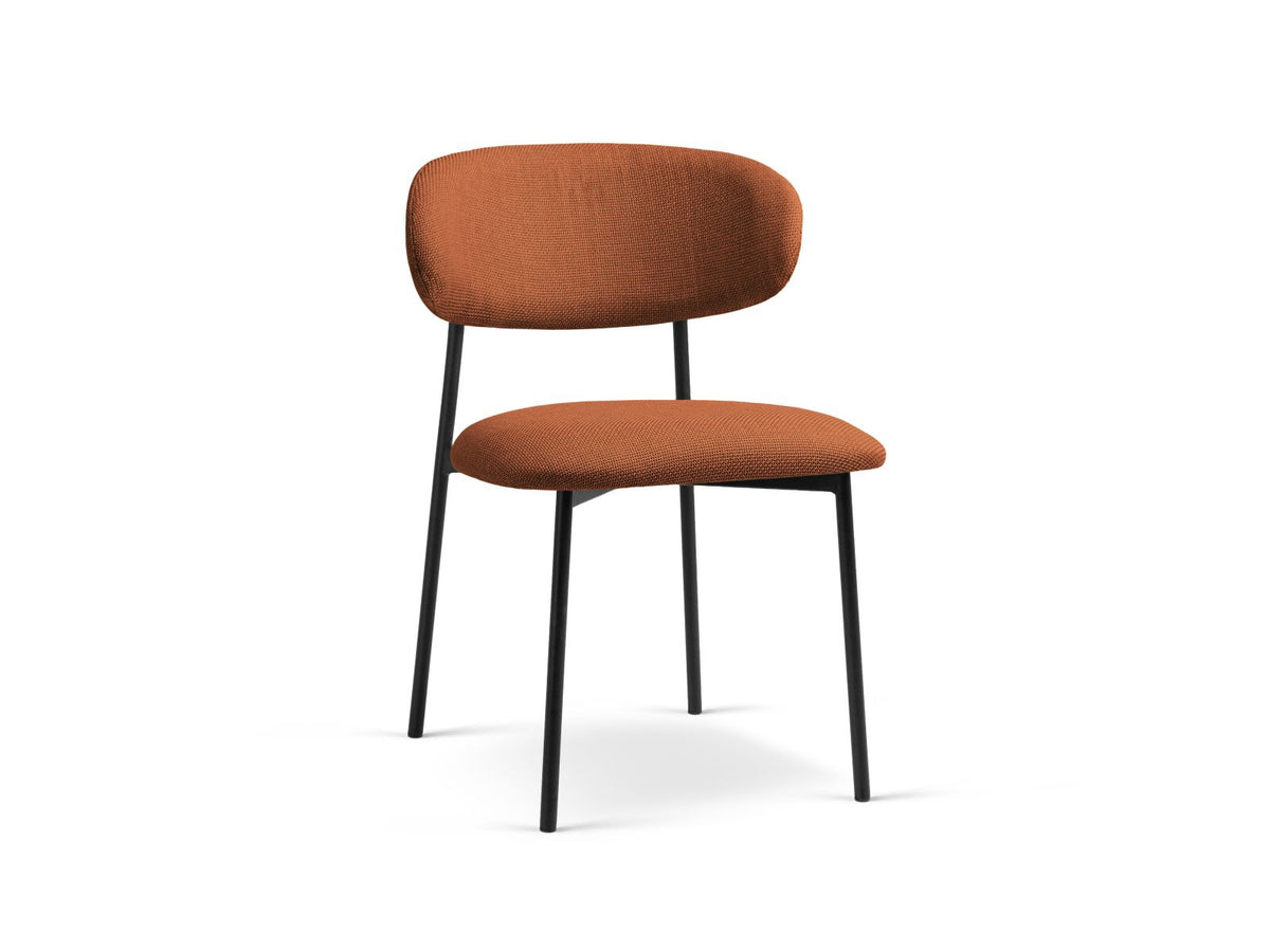Zwei Stühle aus Massivholz Buche mit Stahlbeinen, Sitzfläche und Rückenlehne mit strukturiertem Stoff Bjorn in Beige, Ansicht von vorne.