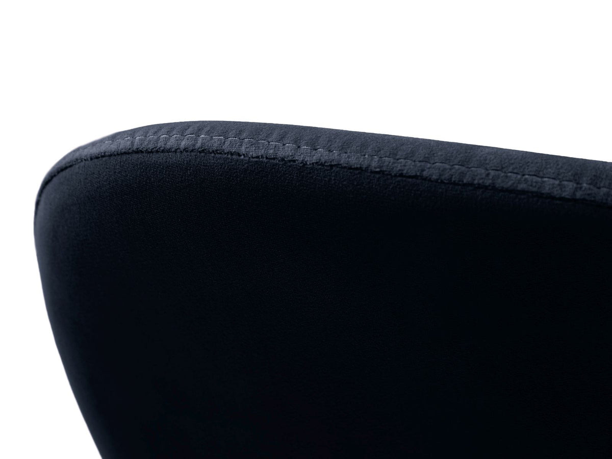 Zwei gepolsterte Samt-Stühle mit Buchenholz-Gestell, Stahlbeinen und samtigem Bezug in Auburn-Farbton, Rückenlehne und Sitzfläche gut sichtbar.