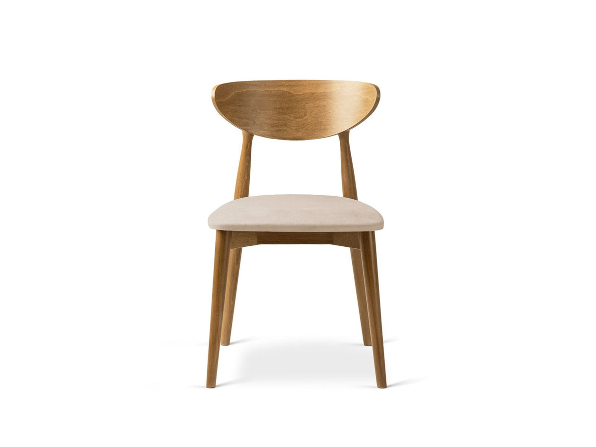 Zwei Leon Stühle mit Samtbezug in Almond Beige, Buchenholz-Beinen und gepolsterter Rückenlehne, Frontalansicht auf hellem Hintergrund.