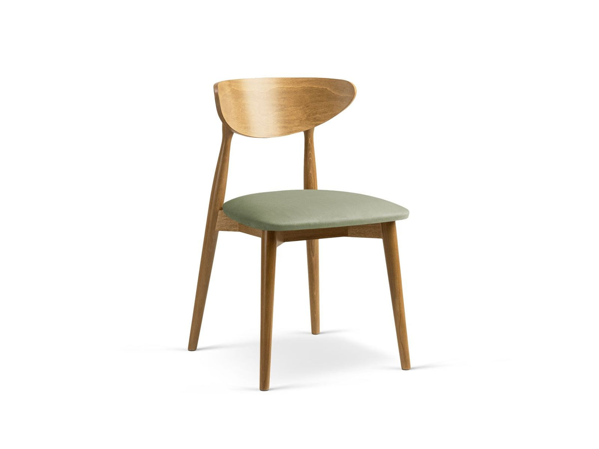 Zwei Leon Stühle mit Samtbezug in Almond Beige, Buchenholz-Beinen und gepolsterter Rückenlehne, Frontalansicht auf hellem Hintergrund.