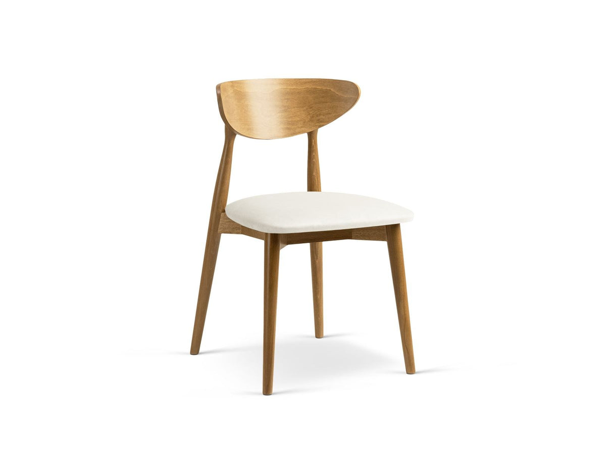 Zwei Leon Stühle mit Samtbezug in Almond Beige, Buchenholz-Beinen und gepolsterter Rückenlehne, Frontalansicht auf hellem Hintergrund.