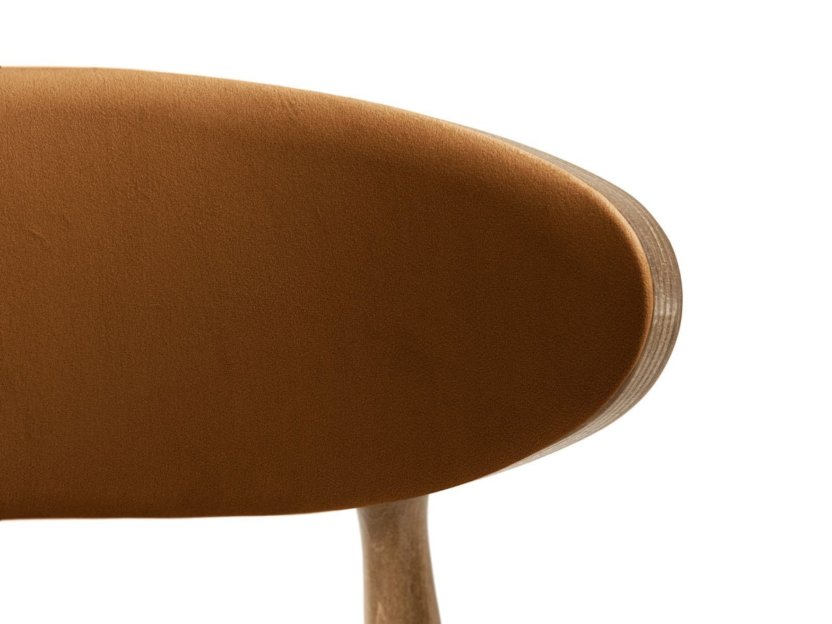 Zwei gepolsterte Stühle mit Samtbezug in Magic Velvet, Rückenlehne und Sitzfläche gepolstert, Beine aus massivem Buchenholz.
