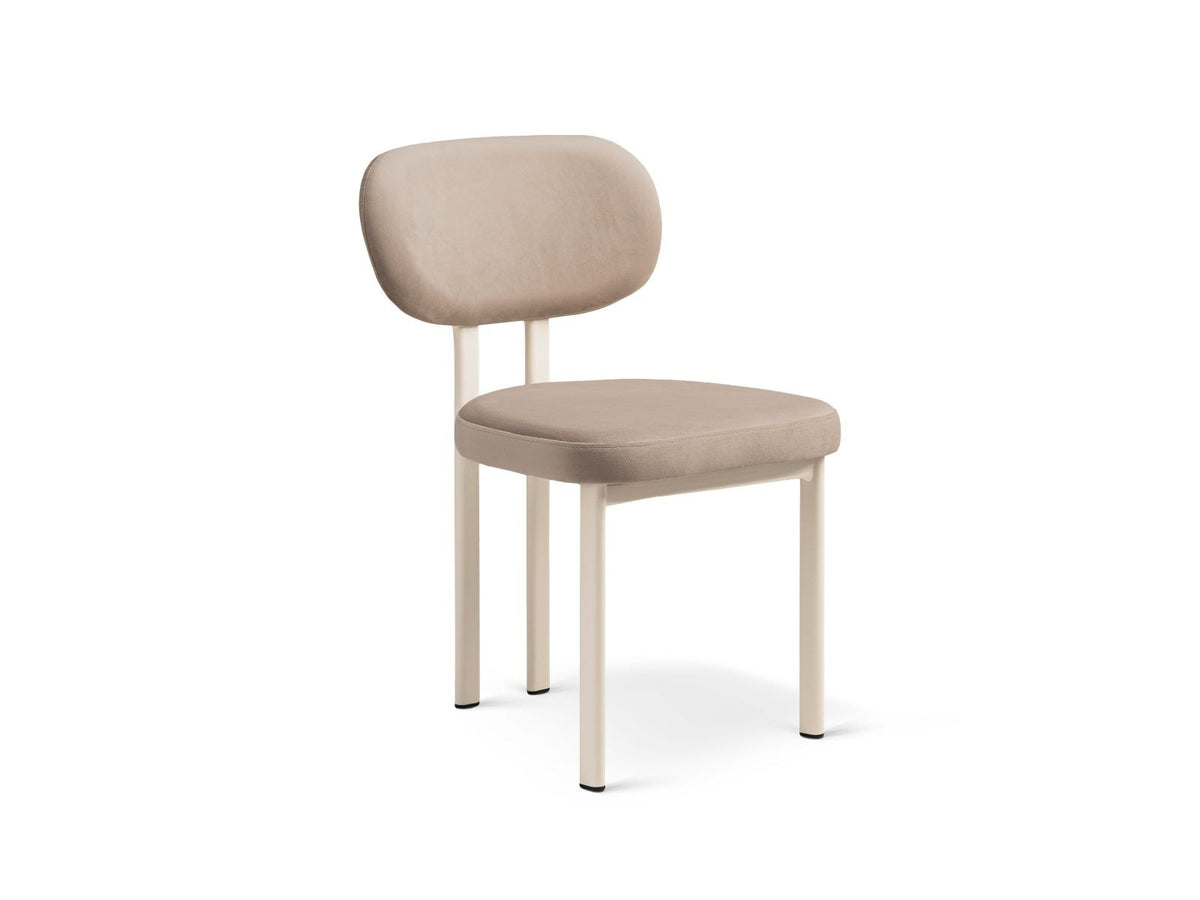 Zwei Sam Samtstühle von Cosmopolitan Design in Almond Beige mit Stahlbeinen, Buchenholzgestell und weicher, samtiger Bezugsoberfläche