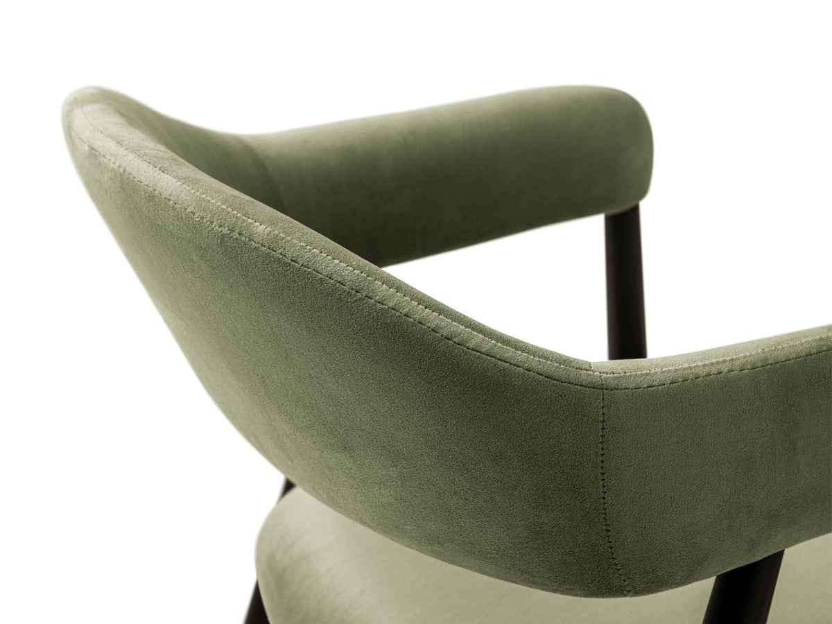 Zwei Samtstühle Adra von Cosmopolitan Design mit Buchenholzbeinen, gepolsterter Sitzfläche und Rückenlehne in Veloursstrick-Optik.