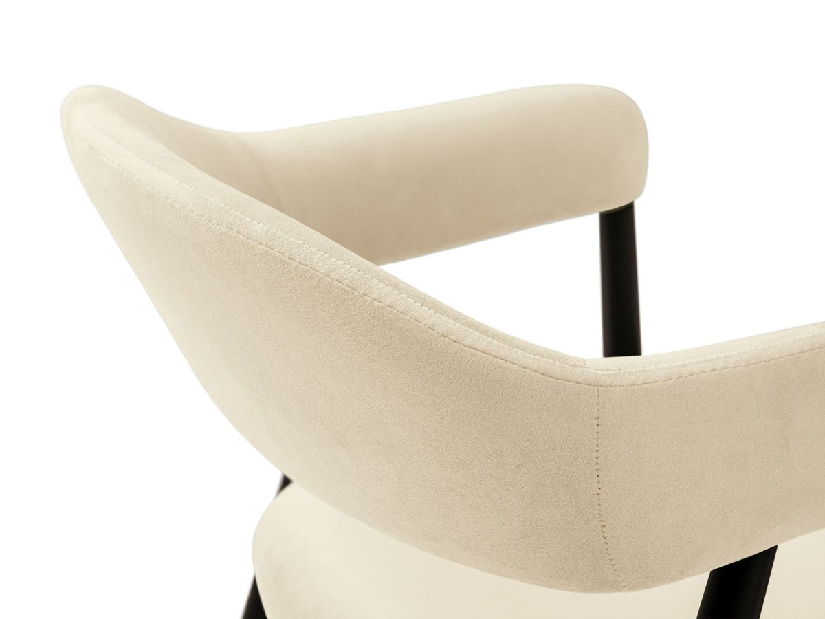 Zwei Samtstühle Adra von Cosmopolitan Design mit Buchenholzbeinen, gepolsterter Sitzfläche und Rückenlehne in Veloursstrick-Optik.