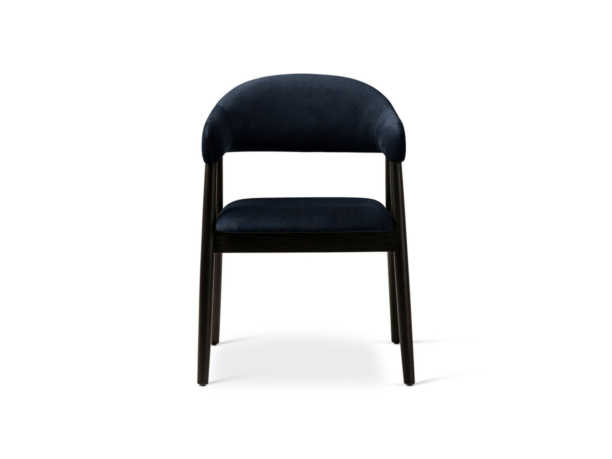 Zwei Samtstühle Adra von Cosmopolitan Design mit Buchenholzbeinen, gepolsterter Sitzfläche und Rückenlehne in Veloursstrick-Optik.
