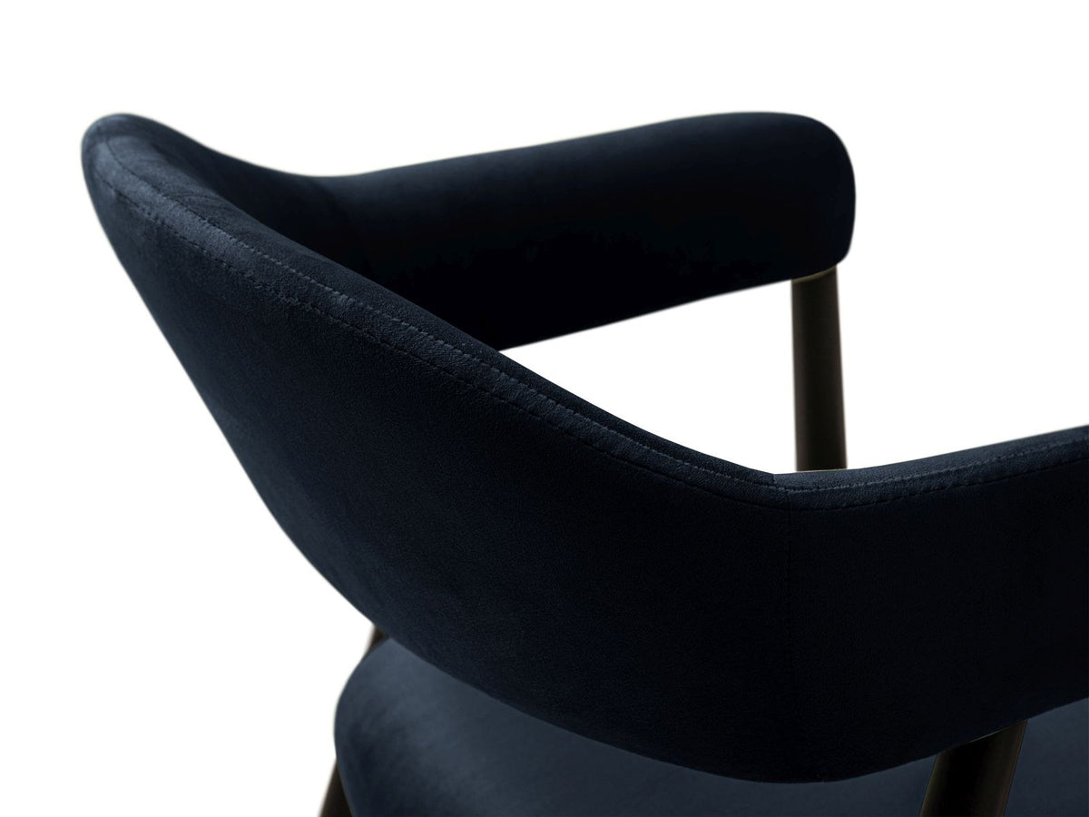 Zwei Samtstühle Adra von Cosmopolitan Design mit Buchenholzbeinen, gepolsterter Sitzfläche und Rückenlehne in Veloursstrick-Optik.