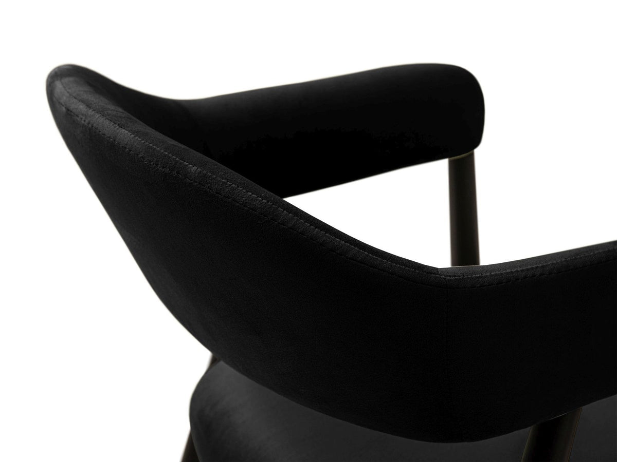 Zwei Samtstühle Adra von Cosmopolitan Design mit Buchenholzbeinen, gepolsterter Sitzfläche und Rückenlehne in Veloursstrick-Optik.