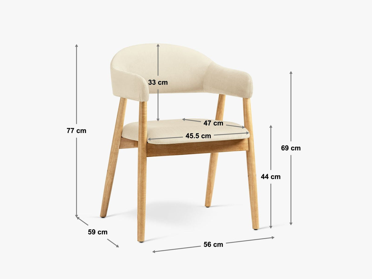 Zwei Samtstühle Adra von Cosmopolitan Design mit Buchenholzbeinen, gepolsterter Sitzfläche und Rückenlehne in Veloursstrick-Optik.
