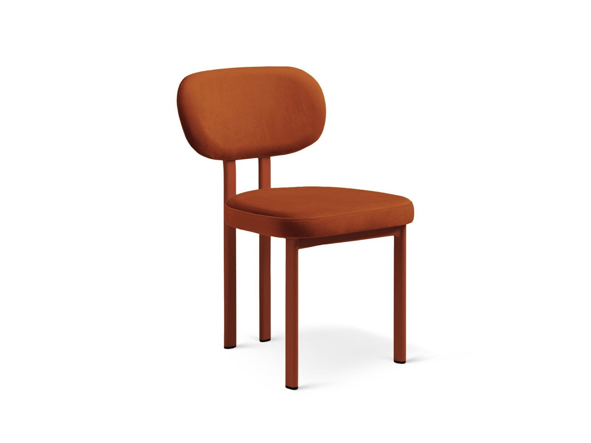 Zwei Sam Samtstühle von Cosmopolitan Design in Almond Beige mit Stahlbeinen, Buchenholzgestell und weicher, samtiger Bezugsoberfläche