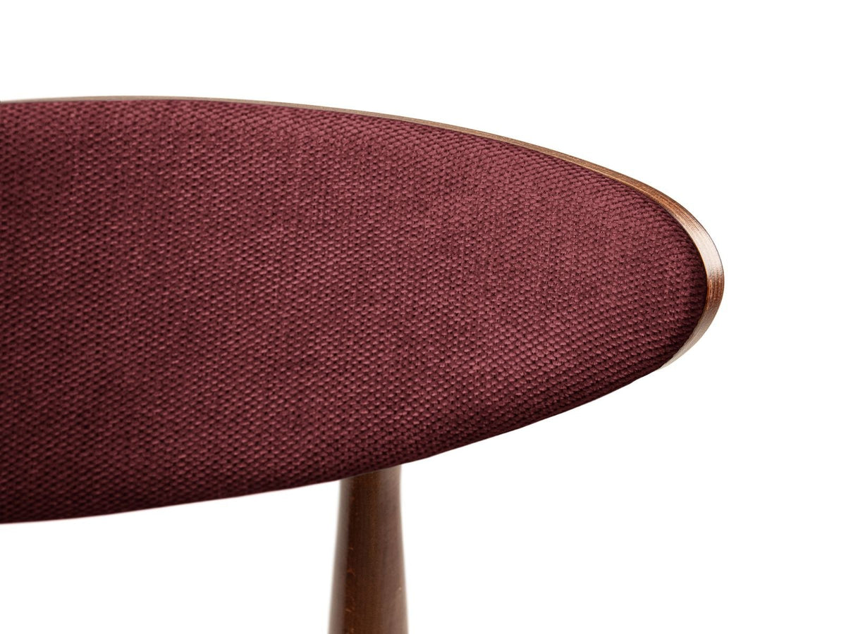 Zwei Stühle der Serie Rina mit Gestell aus Buche und Sperrholz, Sitzfläche mit Chenille-Stoff Rebel, feine Karostruktur, Holzbeine, Frontalansicht.