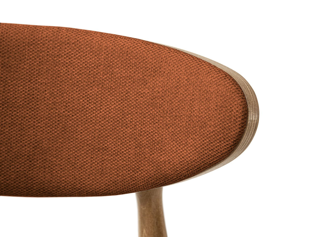 Zwei Stühle der Serie Rina mit Gestell aus Buche und Sperrholz, Sitzfläche mit Chenille-Stoff Rebel, feine Karostruktur, Holzbeine, Frontalansicht.