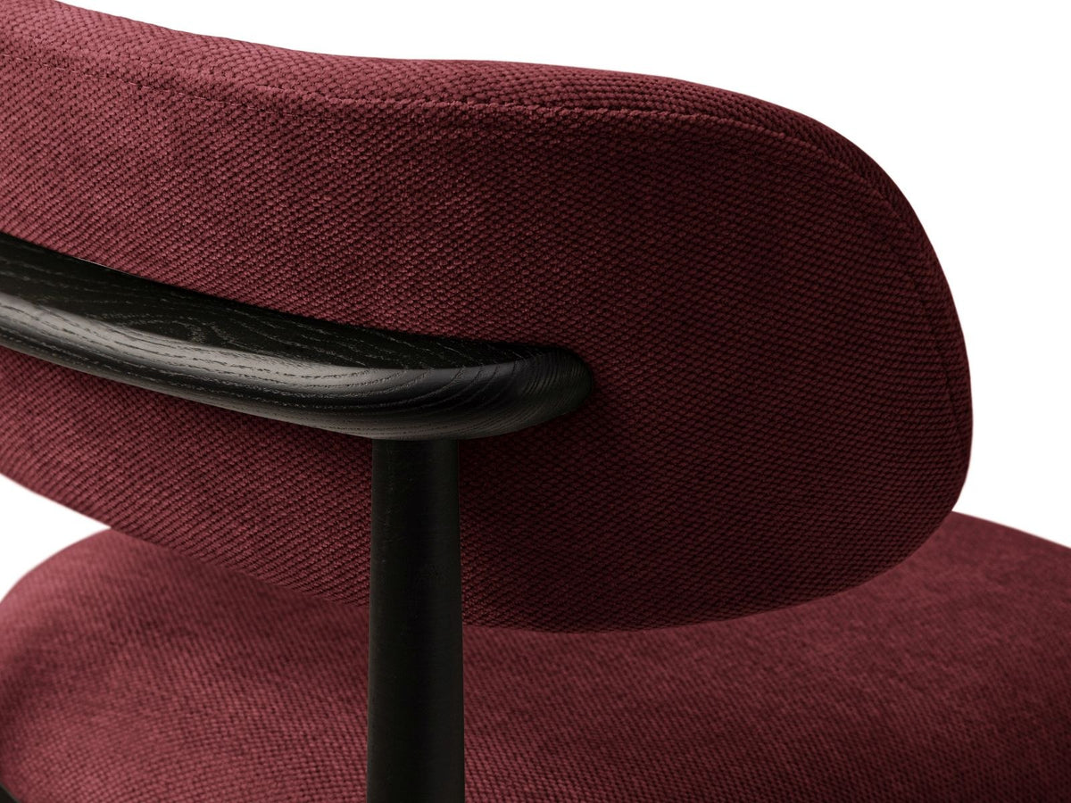 Zwei Stühle Evan mit Gestell aus Buchenholz und Sitzpolster in Chenille-Stoff Rebel, Farbe Beige, montierte Holzbeine, moderne Form.