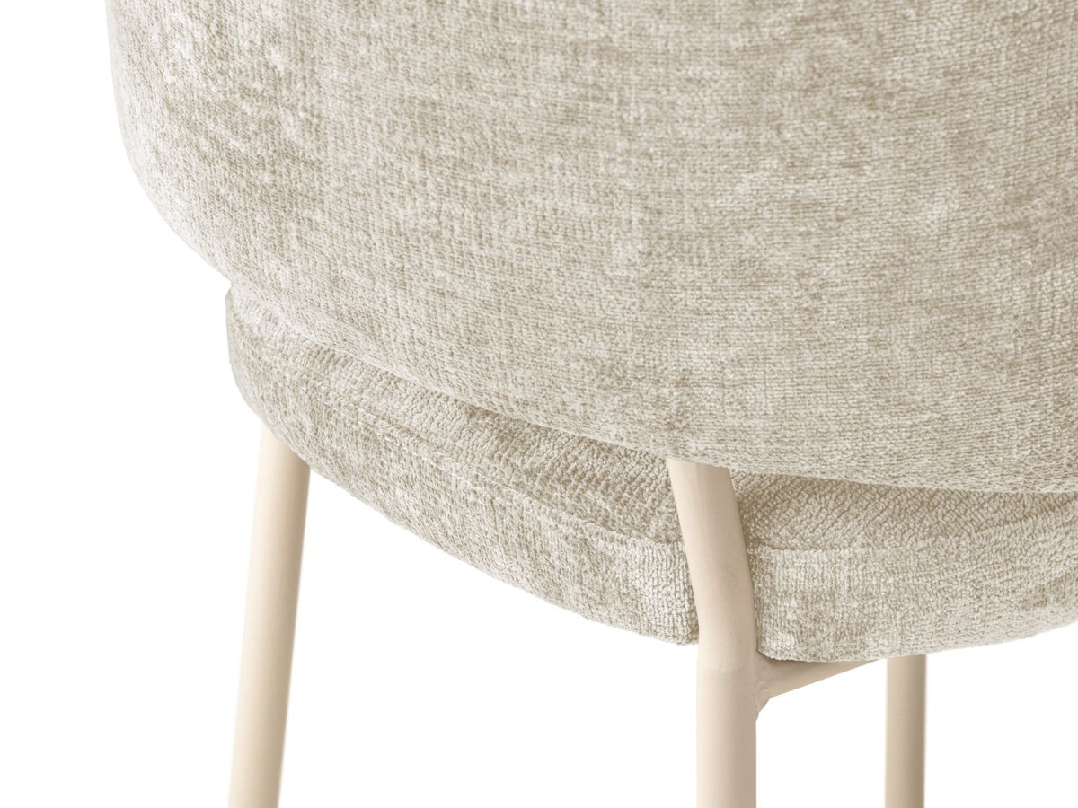 Zwei Stühle mit Buchenholz-Gestell, Stahlbeinen und grünem Chenille-Bezug Perfect Harmony, gepolsterte Sitzfläche und Rückenlehne.