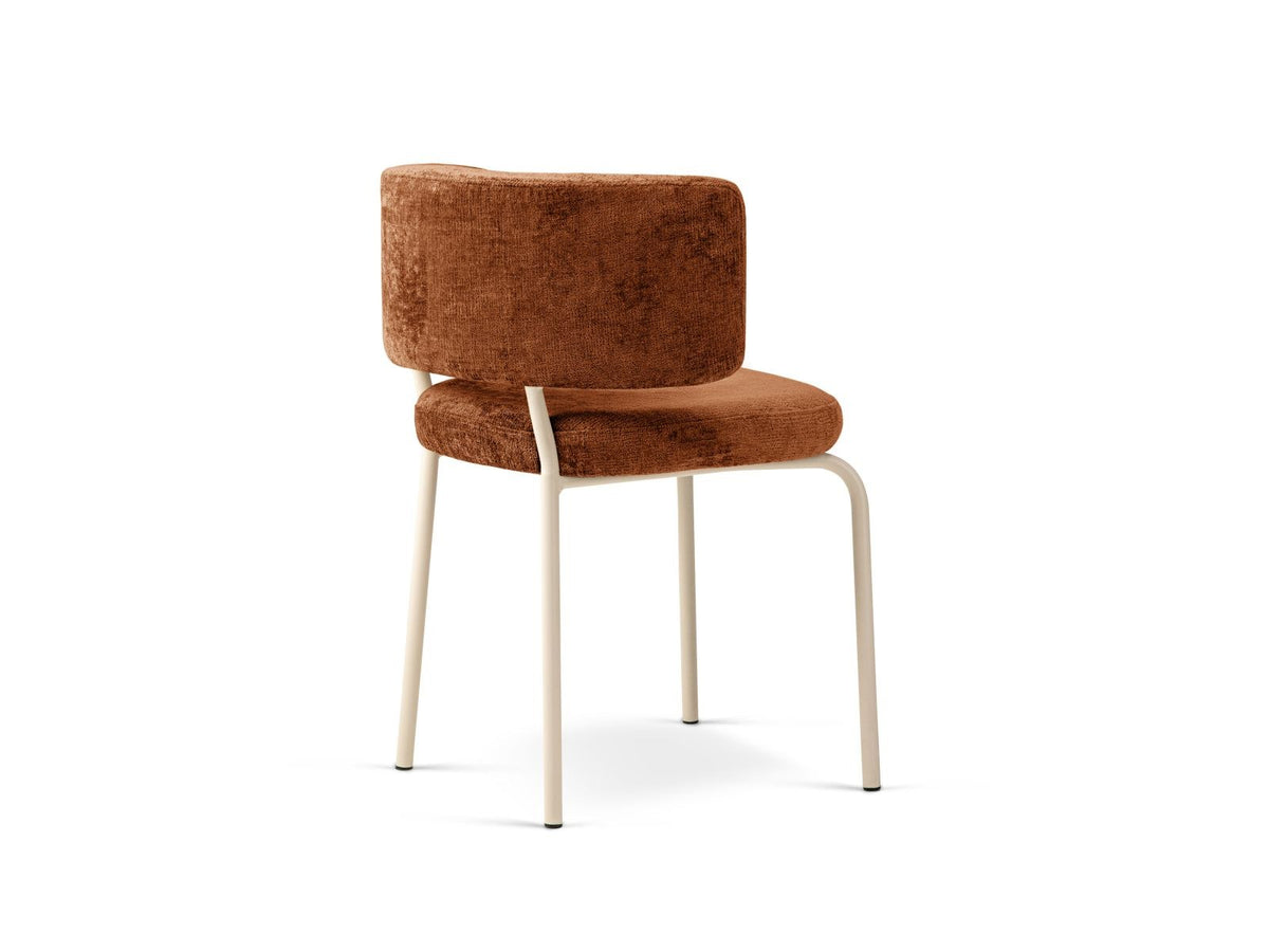 Zwei Stühle mit Buchenholz-Gestell, Stahlbeinen und grünem Chenille-Bezug Perfect Harmony, gepolsterte Sitzfläche und Rückenlehne.
