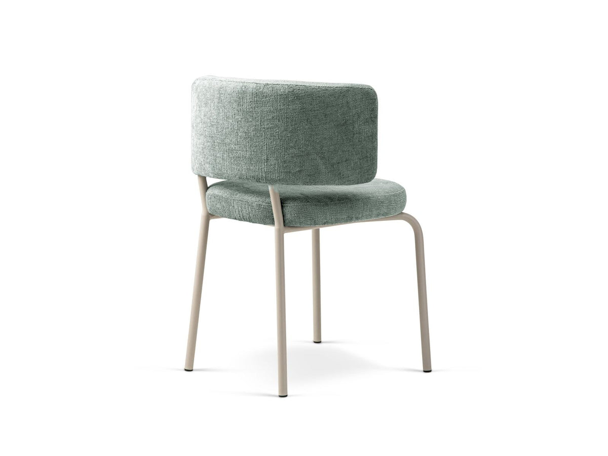 Zwei Stühle mit Buchenholz-Gestell, Stahlbeinen und grünem Chenille-Bezug Perfect Harmony, gepolsterte Sitzfläche und Rückenlehne.