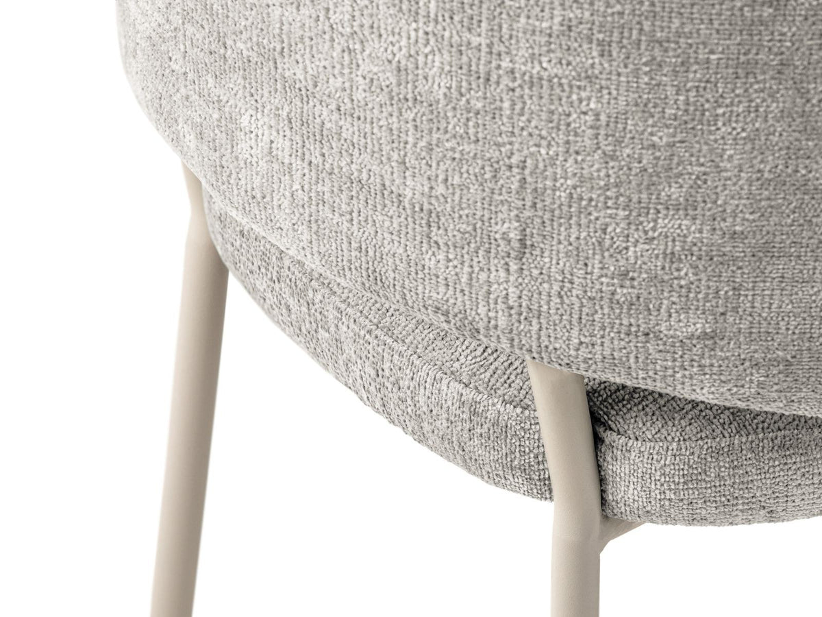 Zwei Stühle mit Buchenholz-Gestell, Stahlbeinen und grünem Chenille-Bezug Perfect Harmony, gepolsterte Sitzfläche und Rückenlehne.