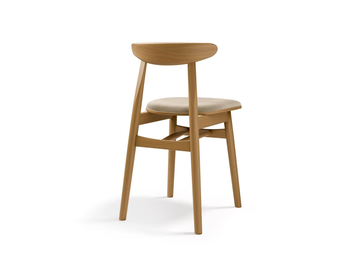 Zwei Sessel der Serie Bony mit Samtbezug in Coral-Venus, Gestell aus Massivholz Buche, Beine aus Buchenholz, Sitzhöhe 46 cm, Rückenlehne 33 cm hoch.