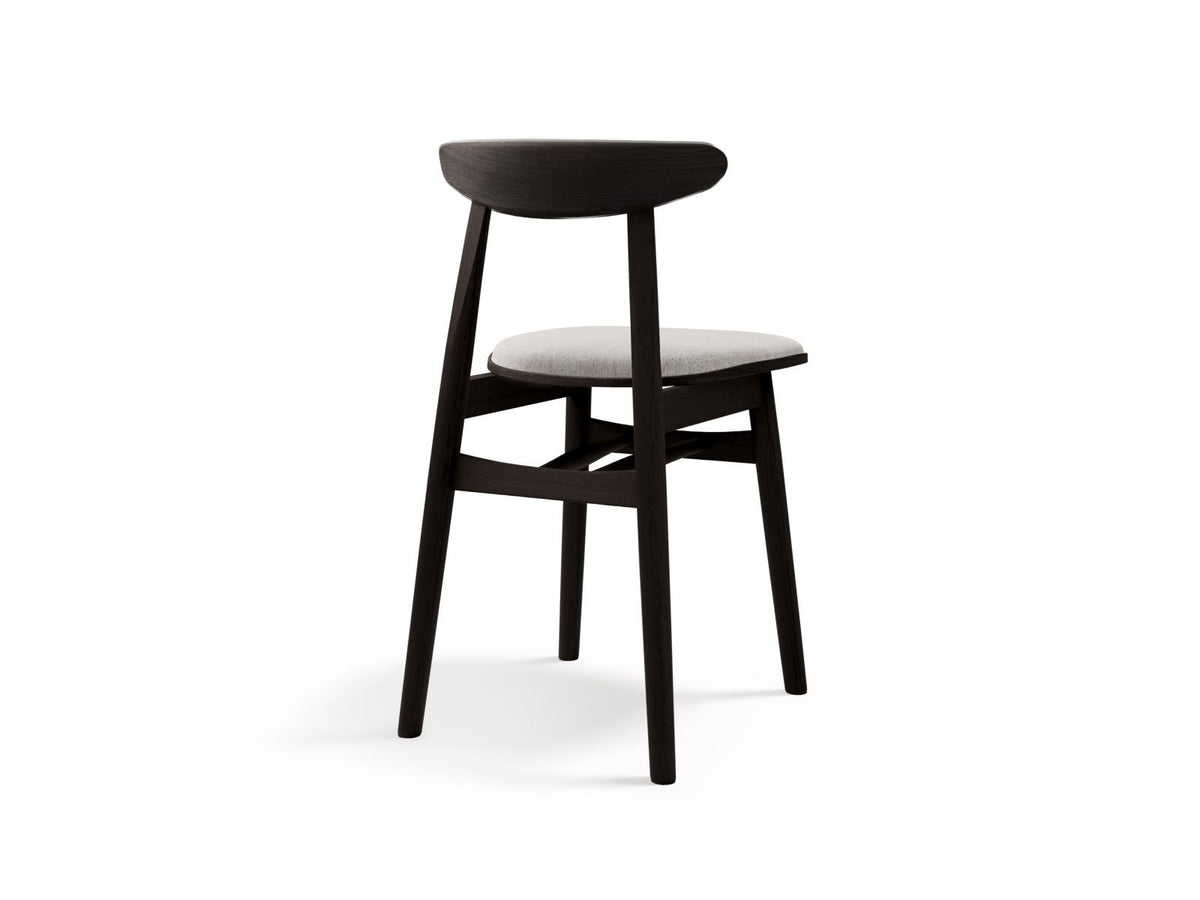 Zwei Stühle des Modells Bony aus Massivholz Buche mit gepolstertem Sitz und Rückenlehne in mint-farbenem Stoff, Beine aus Buchenholz.